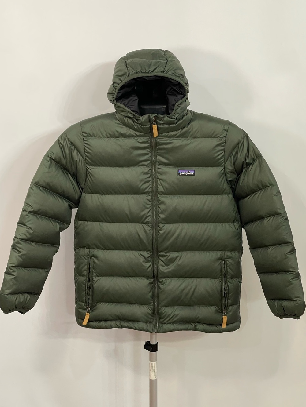 Patagonia Hooded Puffer Jacket in Olive Green.
Kids Size Large (12)